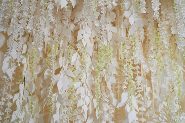 Ghirlanda di fiori sul muro come elemento di festa, decorazione nuziale. Tono chiaro . — Foto Stock