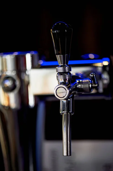 Toque en el bar para verter bebidas y cerveza.Cerca. Luster de metal . —  Fotos de Stock