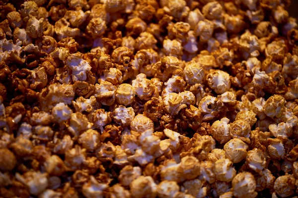 Textuur van karamel zoete popcorn. Nauw. — Stockfoto