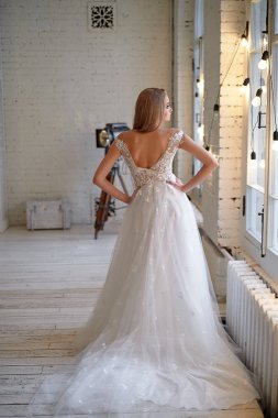 Gelinin zarif arkası. Pencereden dışarı bakıyorum. Saç modeli - Fransız tarzı zarif demet.