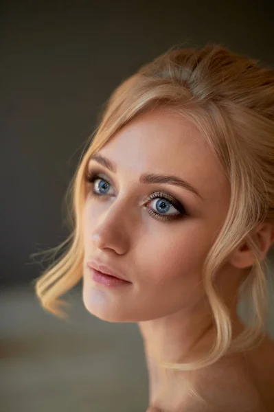 Retrato de una hermosa novia en miniatura en un vestido de encaje. Cabello con rizos. El énfasis en el maquillaje en los ojos.Rubia . — Foto de Stock