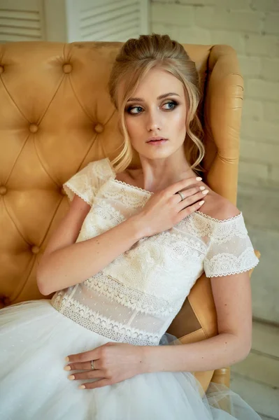 Portrét nádherné miniaturní nevěsty v krajních šatech. Vlasy s kadeřemi. Důraz na make-up na očích. Blondýna. — Stock fotografie