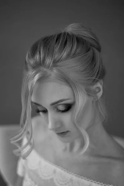Portrait of a beautiful miniature bride in a lace dress. Hair with curls. Emphasis in make-up on the eyes.Blonde. — Stock Photo, Image