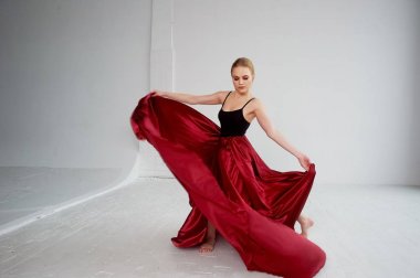 Koyu renk bir üst ve kırmızı ipek etek giymiş bir jimnastikçi. Tutkunun, saldırganlığın rengi. Tango. Plastik gövde, ferahlık, ağırlıksızlık ve hafiflik.