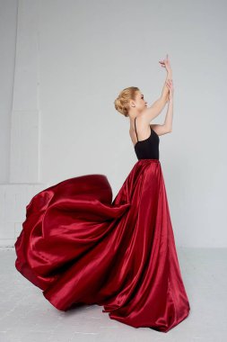 Koyu renk bir üst ve kırmızı ipek etek giymiş bir jimnastikçi. Tutkunun, saldırganlığın rengi. Tango. Plastik gövde, ferahlık, ağırlıksızlık ve hafiflik.