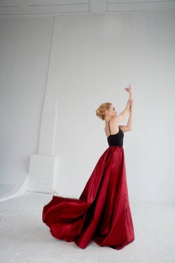 Koyu renk bir üst ve kırmızı ipek etek giymiş bir jimnastikçi. Tutkunun, saldırganlığın rengi. Tango. Plastik gövde, ferahlık, ağırlıksızlık ve hafiflik.