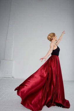 Koyu renk bir üst ve kırmızı ipek etek giymiş bir jimnastikçi. Tutkunun, saldırganlığın rengi. Tango. Plastik gövde, ferahlık, ağırlıksızlık ve hafiflik.