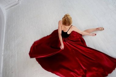 Koyu renk bir üst ve kırmızı ipek etek giymiş bir jimnastikçi. Tutkunun, saldırganlığın rengi. Tango. Plastik gövde, ferahlık, ağırlıksızlık ve hafiflik.