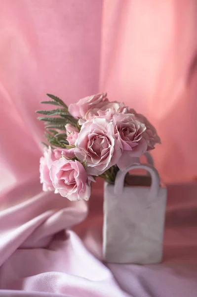 Un petit bouquet de roses roses. Floristique de mariage. Couleurs pastel délicates. Sac vase — Photo