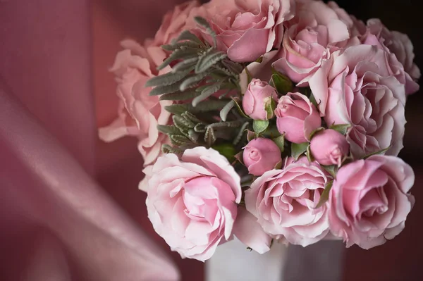 Um pequeno buquê de rosas rosa. Casamento floristry.Delicate cores pastel . — Fotografia de Stock