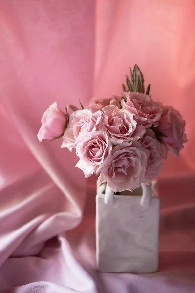 Un petit bouquet de roses roses. Floristique de mariage. Couleurs pastel délicates. Sac vase — Photo