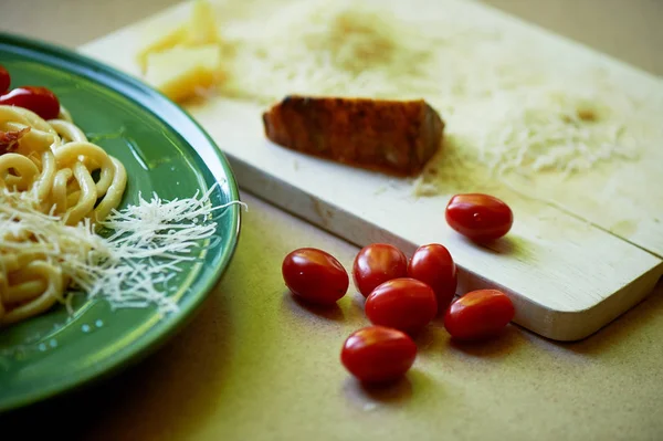 Pasta Carbonara z tartą parmezanem i pomidorami wiśniowym, ozdobiona arugula. Włoski obiad. — Zdjęcie stockowe