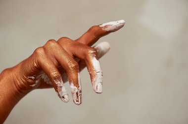 Beyaz aksanlı altın boya, sanatçının ve yaratıcı insanın elleri. Eller için Yoga