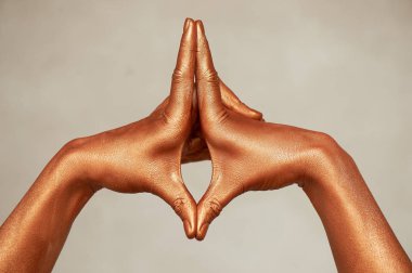 Eller altın boya, sanatçı ve yaratıcı kişinin elleri. Eller için Yoga