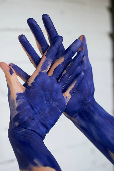 Mani in vernice blu, le mani dell'artista e della persona creativa.Yoga per le mani . — Foto Stock