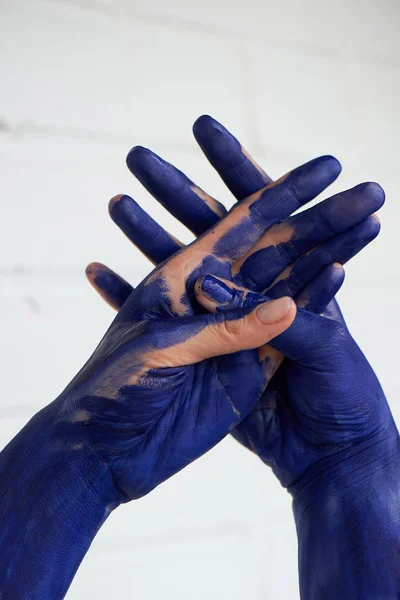 Handen in blauwe verf, de handen van de kunstenaar en creatief persoon. Yoga voor de handen. — Stockfoto