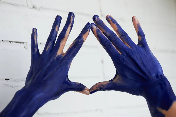 Handen in blauwe verf, de handen van de kunstenaar en creatief persoon. Yoga voor de handen. — Stockfoto