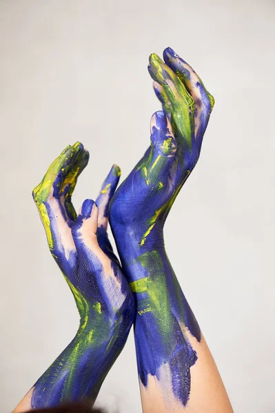 Mani in vernice blu con accenti gialli, mani dell'artista e persona creativa.Yoga per le mani — Foto Stock