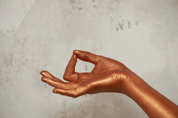 Руки в золотой краске, руки художника и творческого человека. Йога для рук — стоковое фото