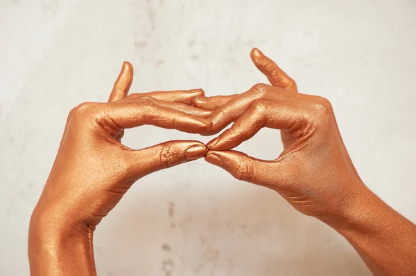 Handen in goudverf, de handen van de kunstenaar en creatief persoon. Yoga voorhanden — Stockfoto