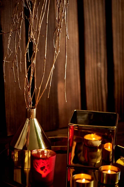 舒适的装饰。金色和红色。燃烧蜡烛，金色容器. — 图库照片