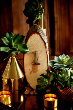 Rahat dekor. Altın, yanan mumlar, altın kaplar, sulu etler. Ziyafetteki masa numarası için 1 numara.