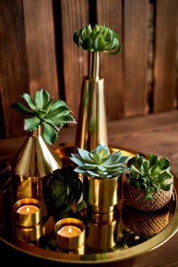 Rahat dekor. Altın, yanan mumlar, Altın kaplar, sulu.