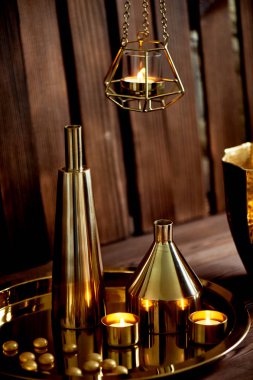 Rahat dekor. Altın , yanan mumlar, Altın kaplar, .