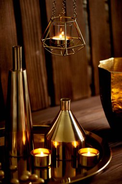 Rahat dekor. Altın , yanan mumlar, Altın kaplar, .