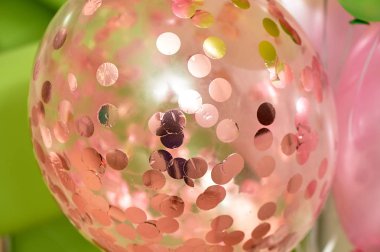 Altın yuvarlak payetler içinde Doku pembe balon. Yakın. Şenlikli dekor.