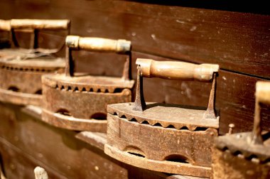 Eski metal paslı Vintage demir. Kömürler üzerinde. Ütü giyim için eski cihaz