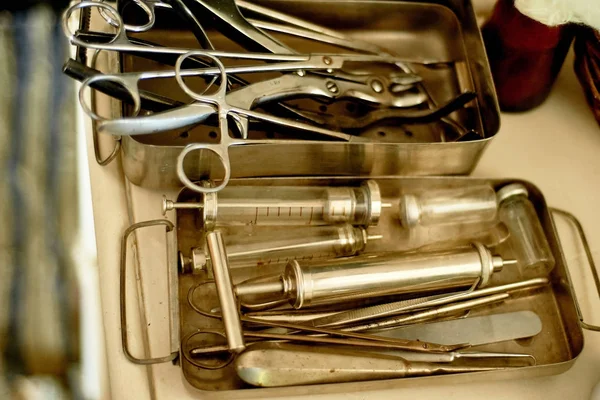 금속 상자에 오래 된 의료 기기. 복고풍 도구 — 스톡 사진