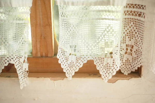 Une fenêtre dans une cabane blanchie à la chaux avec un cadre en bois, un rideau en lin de dentelle amidonnée.L'intérieur de la maison. Ukraine, les Cosaques — Photo