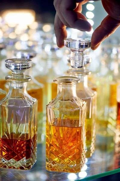 Frascos de perfume de vidrio a base de aceites. Un bazar, mercado . — Foto de Stock