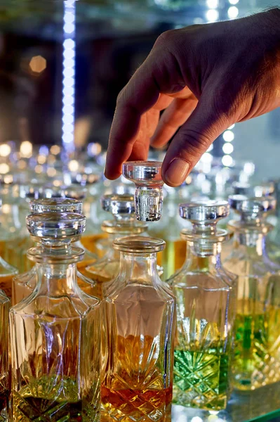 Szklane butelki perfum na bazie olejów. Bazar, rynek. — Zdjęcie stockowe
