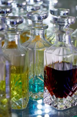 Cam parfüm şişeleri bazlı yağlar. Bir çarşı, Pazar. Aroma yağları, fasetli cam gemilerde yağ parfümü.