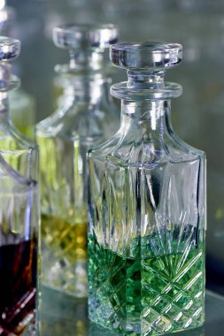 Cam parfüm şişeleri bazlı yağlar. Bir çarşı, Pazar. Aroma yağları, fasetli cam gemilerde yağ parfümü.