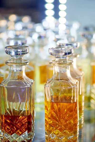 Szklane butelki perfum na bazie olejów. Bazar, targ. Oleje aromatyczne, perfumy olejowe w szklanych naczyniach. — Zdjęcie stockowe