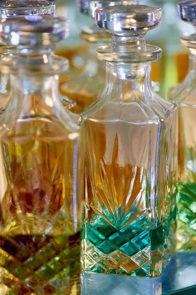 Szklane butelki perfum na bazie olejów. Bazar, targ. Oleje aromatyczne, perfumy olejowe w szklanych naczyniach. — Zdjęcie stockowe