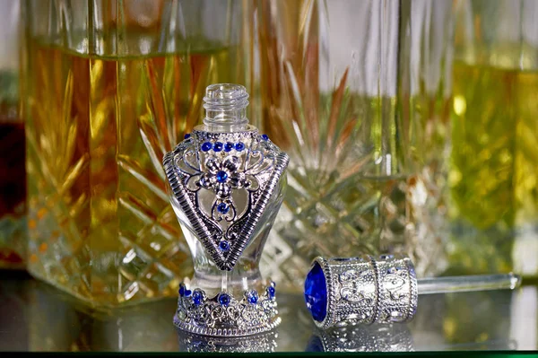 Cam parfüm şişeleri bazlı yağlar. Bir çarşı, Pazar. Aroma yağları, fasetli cam gemilerde yağ parfümü.
