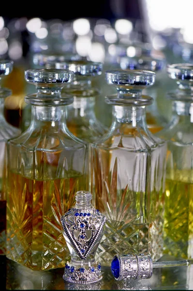 Óleos à base de frascos de perfume de vidro.Um bazar, market.Aroma óleos, perfume de óleo em vasos de vidro facetados . — Fotografia de Stock