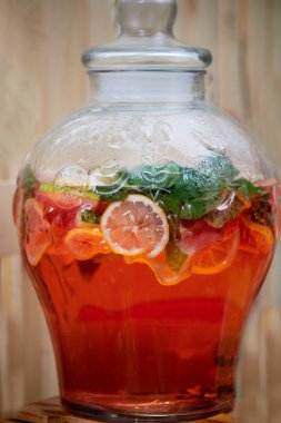 Bir buharda serinletici limonata. Piknik, etkinlik Catering.