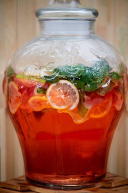 Bir buharda serinletici limonata. Piknik, etkinlik Catering.