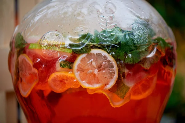 Limonada refrescante en una lata al vapor. Picnic, catering en el evento . — Foto de Stock