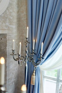 Led mumların uzun bir bacağında mumluk. Salonun düğün dekorasyonu.