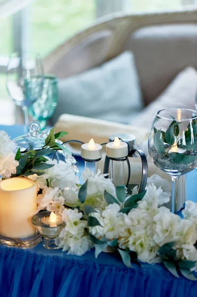 Свадебный стол украшен белыми цветами, свечами... . — стоковое фото