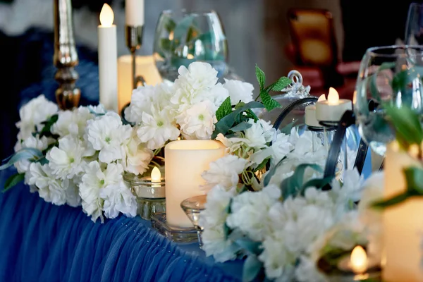 Свадебный стол украшен белыми цветами, свечами... . — стоковое фото