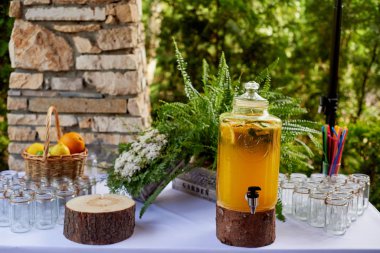 Bir buharda serinletici limonata. Piknik, etkinlik Catering.