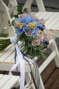 Pudralı gül ve mavi ortancaile gelin buketi. Düğün çiçekçiliği.