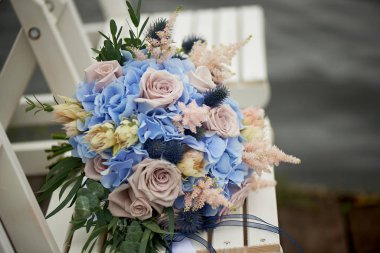 Pudralı gül ve mavi ortancaile gelin buketi. Düğün çiçekçiliği.